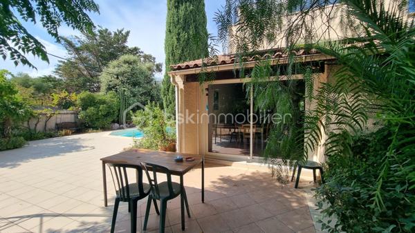 À Vendargues, découvrez cette villa de 118.95 m² nichée dans un environnement calme et verdoyant, à seulement quelques minutes à pied du cœur du village et de ses commerces.

Implantée sur une parcelle de 617 m², la maison offre de beaux volumes et des espaces pensés aussi bien pour la vie quotidienne que pour profiter pleinement des beaux jours.

Au rez-de-chaussée, vous serez accueilli par une véranda et une entrée ouvrant sur un salon lumineux exposé plein sud avec plafond cathédrale, apportant volume et caractère à la pièce de vie. La maison dispose également d'une cuisine indépendante, de deux chambres avec accès direct au jardin, dont une avec salle d'eau et wc privatifs, d'une buanderie avec mezzanine et d'une cave à vin et un wc indépendant.

À l'étage, deux chambres supplémentaires complètent l'espace nuit. L'une d'elles bénéficie de sa propre terrasse couverte, idéale pour profiter d'un espace paisible avec vue sur les hauteurs du village et une salle d'eau avec wc 

À l'extérieur, la villa dévoile l'un de ses principaux atouts : une grande terrasse entourant une large partie de la maison, de beaux espaces verts et une piscine au sel de 8,5 x 4,1 m, parfaite pour profiter des journées chaudes et ensoleillées.

Un four à pain, un cabanon, un garage, un local piscine et un local chaudière viennent compléter l'ensemble et rendent les extérieurs particulièrement agréables et fonctionnels.

Côté équipements, la maison bénéficie notamment de panneaux solaires installés récemment avec autoconsommation et revente, d'une pompe de piscine remplacée en 2023, climatisation dans les chambres à l'étage et la cave à vin, d'une chaudière gaz, d'un cumulus thermodynamique.

L'ensemble dans un secteur recherché pour son calme et arrêt de bus à environ 114 m, écoles à 370 m et cœur du village à moins d'un kilomètre, avec boulangerie, boucherie, primeur, restaurants, banque et autres commerces.

Une villa chaleureuse, où intérieur et extérieur se prêtent parfaitement à une vie de famille et aux moments de convivialité. Une visite permettra d'en apprécier pleinement les volumes, le calme et le cadre de vie.
