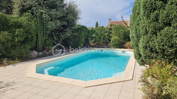 À Vendargues, découvrez cette villa de 118.95 m² nichée dans un environnement calme et verdoyant, à seulement quelques minutes à pied du cœur du village et de ses commerces.

Implantée sur une parcelle de 617 m², la maison offre de beaux volumes et des espaces pensés aussi bien pour la vie quotidienne que pour profiter pleinement des beaux jours.

Au rez-de-chaussée, vous serez accueilli par une véranda et une entrée ouvrant sur un salon lumineux exposé plein sud avec plafond cathédrale, apportant volume et caractère à la pièce de vie. La maison dispose également d'une cuisine indépendante, de deux chambres avec accès direct au jardin, dont une avec salle d'eau et wc privatifs, d'une buanderie avec mezzanine et d'une cave à vin et un wc indépendant.

À l'étage, deux chambres supplémentaires complètent l'espace nuit. L'une d'elles bénéficie de sa propre terrasse couverte, idéale pour profiter d'un espace paisible avec vue sur les hauteurs du village et une salle d'eau avec wc 

À l'extérieur, la villa dévoile l'un de ses principaux atouts : une grande terrasse entourant une large partie de la maison, de beaux espaces verts et une piscine au sel de 8,5 x 4,1 m, parfaite pour profiter des journées chaudes et ensoleillées.

Un four à pain, un cabanon, un garage, un local piscine et un local chaudière viennent compléter l'ensemble et rendent les extérieurs particulièrement agréables et fonctionnels.

Côté équipements, la maison bénéficie notamment de panneaux solaires installés récemment avec autoconsommation et revente, d'une pompe de piscine remplacée en 2023, climatisation dans les chambres à l'étage et la cave à vin, d'une chaudière gaz, d'un cumulus thermodynamique.

L'ensemble dans un secteur recherché pour son calme et arrêt de bus à environ 114 m, écoles à 370 m et cœur du village à moins d'un kilomètre, avec boulangerie, boucherie, primeur, restaurants, banque et autres commerces.

Une villa chaleureuse, où intérieur et extérieur se prêtent parfaitement à une vie de famille et aux moments de convivialité. Une visite permettra d'en apprécier pleinement les volumes, le calme et le cadre de vie.