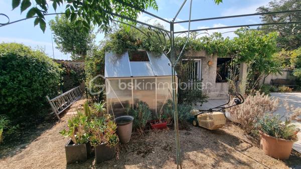 À Vendargues, découvrez cette villa de 118.95 m² nichée dans un environnement calme et verdoyant, à seulement quelques minutes à pied du cœur du village et de ses commerces.

Implantée sur une parcelle de 617 m², la maison offre de beaux volumes et des espaces pensés aussi bien pour la vie quotidienne que pour profiter pleinement des beaux jours.

Au rez-de-chaussée, vous serez accueilli par une véranda et une entrée ouvrant sur un salon lumineux exposé plein sud avec plafond cathédrale, apportant volume et caractère à la pièce de vie. La maison dispose également d'une cuisine indépendante, de deux chambres avec accès direct au jardin, dont une avec salle d'eau et wc privatifs, d'une buanderie avec mezzanine et d'une cave à vin et un wc indépendant.

À l'étage, deux chambres supplémentaires complètent l'espace nuit. L'une d'elles bénéficie de sa propre terrasse couverte, idéale pour profiter d'un espace paisible avec vue sur les hauteurs du village et une salle d'eau avec wc 

À l'extérieur, la villa dévoile l'un de ses principaux atouts : une grande terrasse entourant une large partie de la maison, de beaux espaces verts et une piscine au sel de 8,5 x 4,1 m, parfaite pour profiter des journées chaudes et ensoleillées.

Un four à pain, un cabanon, un garage, un local piscine et un local chaudière viennent compléter l'ensemble et rendent les extérieurs particulièrement agréables et fonctionnels.

Côté équipements, la maison bénéficie notamment de panneaux solaires installés récemment avec autoconsommation et revente, d'une pompe de piscine remplacée en 2023, climatisation dans les chambres à l'étage et la cave à vin, d'une chaudière gaz, d'un cumulus thermodynamique.

L'ensemble dans un secteur recherché pour son calme et arrêt de bus à environ 114 m, écoles à 370 m et cœur du village à moins d'un kilomètre, avec boulangerie, boucherie, primeur, restaurants, banque et autres commerces.

Une villa chaleureuse, où intérieur et extérieur se prêtent parfaitement à une vie de famille et aux moments de convivialité. Une visite permettra d'en apprécier pleinement les volumes, le calme et le cadre de vie.