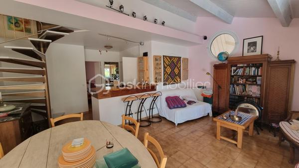 À Vendargues, découvrez cette villa de 118.95 m² nichée dans un environnement calme et verdoyant, à seulement quelques minutes à pied du cœur du village et de ses commerces.

Implantée sur une parcelle de 617 m², la maison offre de beaux volumes et des espaces pensés aussi bien pour la vie quotidienne que pour profiter pleinement des beaux jours.

Au rez-de-chaussée, vous serez accueilli par une véranda et une entrée ouvrant sur un salon lumineux exposé plein sud avec plafond cathédrale, apportant volume et caractère à la pièce de vie. La maison dispose également d'une cuisine indépendante, de deux chambres avec accès direct au jardin, dont une avec salle d'eau et wc privatifs, d'une buanderie avec mezzanine et d'une cave à vin et un wc indépendant.

À l'étage, deux chambres supplémentaires complètent l'espace nuit. L'une d'elles bénéficie de sa propre terrasse couverte, idéale pour profiter d'un espace paisible avec vue sur les hauteurs du village et une salle d'eau avec wc 

À l'extérieur, la villa dévoile l'un de ses principaux atouts : une grande terrasse entourant une large partie de la maison, de beaux espaces verts et une piscine au sel de 8,5 x 4,1 m, parfaite pour profiter des journées chaudes et ensoleillées.

Un four à pain, un cabanon, un garage, un local piscine et un local chaudière viennent compléter l'ensemble et rendent les extérieurs particulièrement agréables et fonctionnels.

Côté équipements, la maison bénéficie notamment de panneaux solaires installés récemment avec autoconsommation et revente, d'une pompe de piscine remplacée en 2023, climatisation dans les chambres à l'étage et la cave à vin, d'une chaudière gaz, d'un cumulus thermodynamique.

L'ensemble dans un secteur recherché pour son calme et arrêt de bus à environ 114 m, écoles à 370 m et cœur du village à moins d'un kilomètre, avec boulangerie, boucherie, primeur, restaurants, banque et autres commerces.

Une villa chaleureuse, où intérieur et extérieur se prêtent parfaitement à une vie de famille et aux moments de convivialité. Une visite permettra d'en apprécier pleinement les volumes, le calme et le cadre de vie.