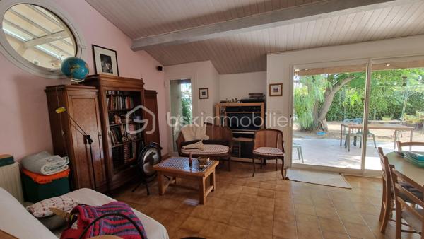 À Vendargues, découvrez cette villa de 118.95 m² nichée dans un environnement calme et verdoyant, à seulement quelques minutes à pied du cœur du village et de ses commerces.

Implantée sur une parcelle de 617 m², la maison offre de beaux volumes et des espaces pensés aussi bien pour la vie quotidienne que pour profiter pleinement des beaux jours.

Au rez-de-chaussée, vous serez accueilli par une véranda et une entrée ouvrant sur un salon lumineux exposé plein sud avec plafond cathédrale, apportant volume et caractère à la pièce de vie. La maison dispose également d'une cuisine indépendante, de deux chambres avec accès direct au jardin, dont une avec salle d'eau et wc privatifs, d'une buanderie avec mezzanine et d'une cave à vin et un wc indépendant.

À l'étage, deux chambres supplémentaires complètent l'espace nuit. L'une d'elles bénéficie de sa propre terrasse couverte, idéale pour profiter d'un espace paisible avec vue sur les hauteurs du village et une salle d'eau avec wc 

À l'extérieur, la villa dévoile l'un de ses principaux atouts : une grande terrasse entourant une large partie de la maison, de beaux espaces verts et une piscine au sel de 8,5 x 4,1 m, parfaite pour profiter des journées chaudes et ensoleillées.

Un four à pain, un cabanon, un garage, un local piscine et un local chaudière viennent compléter l'ensemble et rendent les extérieurs particulièrement agréables et fonctionnels.

Côté équipements, la maison bénéficie notamment de panneaux solaires installés récemment avec autoconsommation et revente, d'une pompe de piscine remplacée en 2023, climatisation dans les chambres à l'étage et la cave à vin, d'une chaudière gaz, d'un cumulus thermodynamique.

L'ensemble dans un secteur recherché pour son calme et arrêt de bus à environ 114 m, écoles à 370 m et cœur du village à moins d'un kilomètre, avec boulangerie, boucherie, primeur, restaurants, banque et autres commerces.

Une villa chaleureuse, où intérieur et extérieur se prêtent parfaitement à une vie de famille et aux moments de convivialité. Une visite permettra d'en apprécier pleinement les volumes, le calme et le cadre de vie.