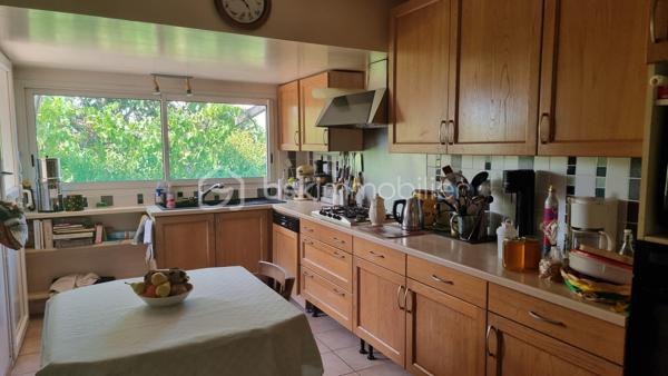 À Vendargues, découvrez cette villa de 118.95 m² nichée dans un environnement calme et verdoyant, à seulement quelques minutes à pied du cœur du village et de ses commerces.

Implantée sur une parcelle de 617 m², la maison offre de beaux volumes et des espaces pensés aussi bien pour la vie quotidienne que pour profiter pleinement des beaux jours.

Au rez-de-chaussée, vous serez accueilli par une véranda et une entrée ouvrant sur un salon lumineux exposé plein sud avec plafond cathédrale, apportant volume et caractère à la pièce de vie. La maison dispose également d'une cuisine indépendante, de deux chambres avec accès direct au jardin, dont une avec salle d'eau et wc privatifs, d'une buanderie avec mezzanine et d'une cave à vin et un wc indépendant.

À l'étage, deux chambres supplémentaires complètent l'espace nuit. L'une d'elles bénéficie de sa propre terrasse couverte, idéale pour profiter d'un espace paisible avec vue sur les hauteurs du village et une salle d'eau avec wc 

À l'extérieur, la villa dévoile l'un de ses principaux atouts : une grande terrasse entourant une large partie de la maison, de beaux espaces verts et une piscine au sel de 8,5 x 4,1 m, parfaite pour profiter des journées chaudes et ensoleillées.

Un four à pain, un cabanon, un garage, un local piscine et un local chaudière viennent compléter l'ensemble et rendent les extérieurs particulièrement agréables et fonctionnels.

Côté équipements, la maison bénéficie notamment de panneaux solaires installés récemment avec autoconsommation et revente, d'une pompe de piscine remplacée en 2023, climatisation dans les chambres à l'étage et la cave à vin, d'une chaudière gaz, d'un cumulus thermodynamique.

L'ensemble dans un secteur recherché pour son calme et arrêt de bus à environ 114 m, écoles à 370 m et cœur du village à moins d'un kilomètre, avec boulangerie, boucherie, primeur, restaurants, banque et autres commerces.

Une villa chaleureuse, où intérieur et extérieur se prêtent parfaitement à une vie de famille et aux moments de convivialité. Une visite permettra d'en apprécier pleinement les volumes, le calme et le cadre de vie.