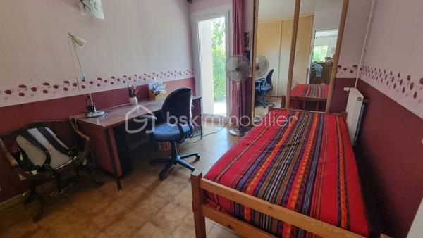À Vendargues, découvrez cette villa de 118.95 m² nichée dans un environnement calme et verdoyant, à seulement quelques minutes à pied du cœur du village et de ses commerces.

Implantée sur une parcelle de 617 m², la maison offre de beaux volumes et des espaces pensés aussi bien pour la vie quotidienne que pour profiter pleinement des beaux jours.

Au rez-de-chaussée, vous serez accueilli par une véranda et une entrée ouvrant sur un salon lumineux exposé plein sud avec plafond cathédrale, apportant volume et caractère à la pièce de vie. La maison dispose également d'une cuisine indépendante, de deux chambres avec accès direct au jardin, dont une avec salle d'eau et wc privatifs, d'une buanderie avec mezzanine et d'une cave à vin et un wc indépendant.

À l'étage, deux chambres supplémentaires complètent l'espace nuit. L'une d'elles bénéficie de sa propre terrasse couverte, idéale pour profiter d'un espace paisible avec vue sur les hauteurs du village et une salle d'eau avec wc 

À l'extérieur, la villa dévoile l'un de ses principaux atouts : une grande terrasse entourant une large partie de la maison, de beaux espaces verts et une piscine au sel de 8,5 x 4,1 m, parfaite pour profiter des journées chaudes et ensoleillées.

Un four à pain, un cabanon, un garage, un local piscine et un local chaudière viennent compléter l'ensemble et rendent les extérieurs particulièrement agréables et fonctionnels.

Côté équipements, la maison bénéficie notamment de panneaux solaires installés récemment avec autoconsommation et revente, d'une pompe de piscine remplacée en 2023, climatisation dans les chambres à l'étage et la cave à vin, d'une chaudière gaz, d'un cumulus thermodynamique.

L'ensemble dans un secteur recherché pour son calme et arrêt de bus à environ 114 m, écoles à 370 m et cœur du village à moins d'un kilomètre, avec boulangerie, boucherie, primeur, restaurants, banque et autres commerces.

Une villa chaleureuse, où intérieur et extérieur se prêtent parfaitement à une vie de famille et aux moments de convivialité. Une visite permettra d'en apprécier pleinement les volumes, le calme et le cadre de vie.