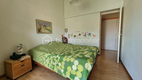 À Vendargues, découvrez cette villa de 118.95 m² nichée dans un environnement calme et verdoyant, à seulement quelques minutes à pied du cœur du village et de ses commerces.

Implantée sur une parcelle de 617 m², la maison offre de beaux volumes et des espaces pensés aussi bien pour la vie quotidienne que pour profiter pleinement des beaux jours.

Au rez-de-chaussée, vous serez accueilli par une véranda et une entrée ouvrant sur un salon lumineux exposé plein sud avec plafond cathédrale, apportant volume et caractère à la pièce de vie. La maison dispose également d'une cuisine indépendante, de deux chambres avec accès direct au jardin, dont une avec salle d'eau et wc privatifs, d'une buanderie avec mezzanine et d'une cave à vin et un wc indépendant.

À l'étage, deux chambres supplémentaires complètent l'espace nuit. L'une d'elles bénéficie de sa propre terrasse couverte, idéale pour profiter d'un espace paisible avec vue sur les hauteurs du village et une salle d'eau avec wc 

À l'extérieur, la villa dévoile l'un de ses principaux atouts : une grande terrasse entourant une large partie de la maison, de beaux espaces verts et une piscine au sel de 8,5 x 4,1 m, parfaite pour profiter des journées chaudes et ensoleillées.

Un four à pain, un cabanon, un garage, un local piscine et un local chaudière viennent compléter l'ensemble et rendent les extérieurs particulièrement agréables et fonctionnels.

Côté équipements, la maison bénéficie notamment de panneaux solaires installés récemment avec autoconsommation et revente, d'une pompe de piscine remplacée en 2023, climatisation dans les chambres à l'étage et la cave à vin, d'une chaudière gaz, d'un cumulus thermodynamique.

L'ensemble dans un secteur recherché pour son calme et arrêt de bus à environ 114 m, écoles à 370 m et cœur du village à moins d'un kilomètre, avec boulangerie, boucherie, primeur, restaurants, banque et autres commerces.

Une villa chaleureuse, où intérieur et extérieur se prêtent parfaitement à une vie de famille et aux moments de convivialité. Une visite permettra d'en apprécier pleinement les volumes, le calme et le cadre de vie.
