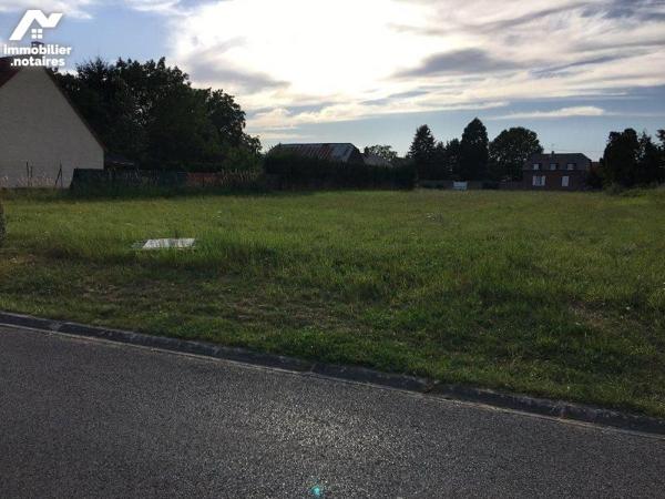 Ce terrain est situé dans le village d'ERLON, au bord de la route communale, non inondable, acc...