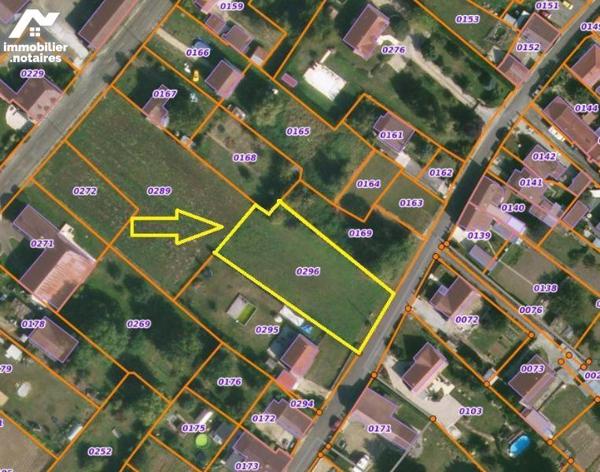 Ce terrain est situé dans le village d'ERLON, au bord de la route communale, non inondable, acc...
