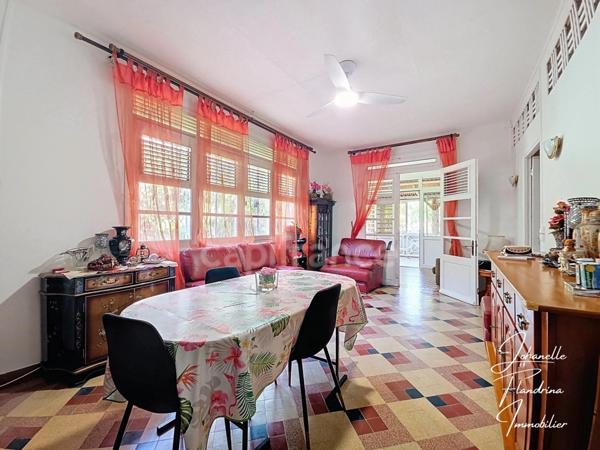 Propriété rare avec maison + 3 logements indépendants – 1850 m² constructible – Basse-Terre centre