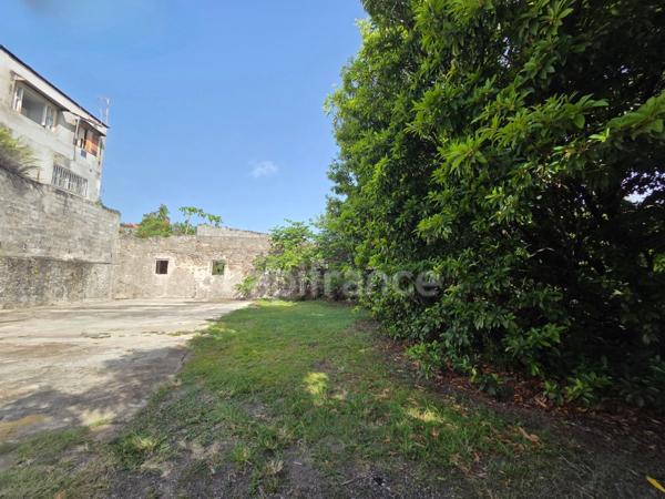 Propriété rare avec maison + 3 logements indépendants – 1850 m² constructible – Basse-Terre centre