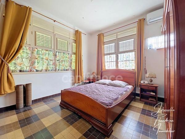 Propriété rare avec maison + 3 logements indépendants – 1850 m² constructible – Basse-Terre centre
