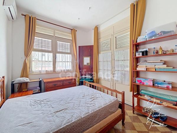 Propriété rare avec maison + 3 logements indépendants – 1850 m² constructible – Basse-Terre centre