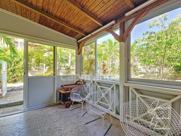 Propriété rare avec maison + 3 logements indépendants – 1850 m² constructible – Basse-Terre centre