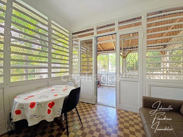 Propriété rare avec maison + 3 logements indépendants – 1850 m² constructible – Basse-Terre centre