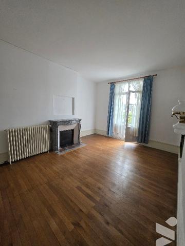 À VENDRE – IMMEUBLE DE CARACTÈRE EN PLEIN CŒUR DE CHÂTEAU-RENAULT
