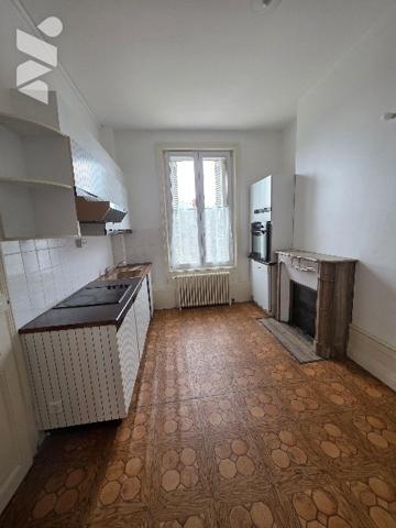 À VENDRE – IMMEUBLE DE CARACTÈRE EN PLEIN CŒUR DE CHÂTEAU-RENAULT