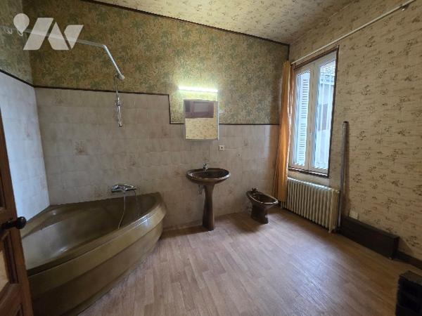 À VENDRE – IMMEUBLE DE CARACTÈRE EN PLEIN CŒUR DE CHÂTEAU-RENAULT