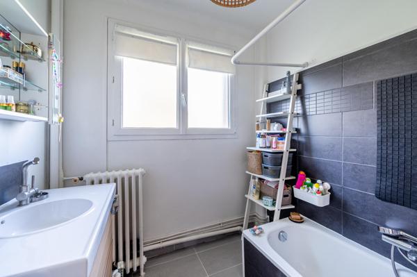 Appartement rénové, au calme, avec parc et jolie vue, sans vis à vis.