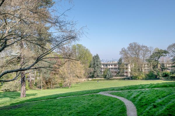 Appartement rénové, au calme, avec parc et jolie vue, sans vis à vis.