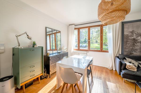 Appartement rénové, au calme, avec parc et jolie vue, sans vis à vis.