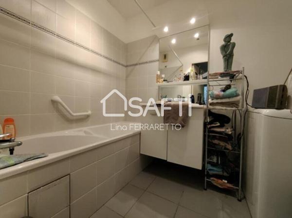 appartement 3 piéces 2 chambres + place de parking.