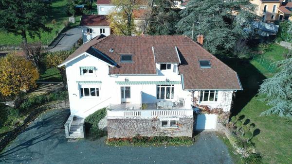 Propriété  comprenant 3 appartements  dans un parc arboré de 2753 m²