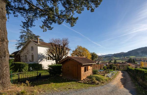 Propriété  comprenant 3 appartements  dans un parc arboré de 2753 m²