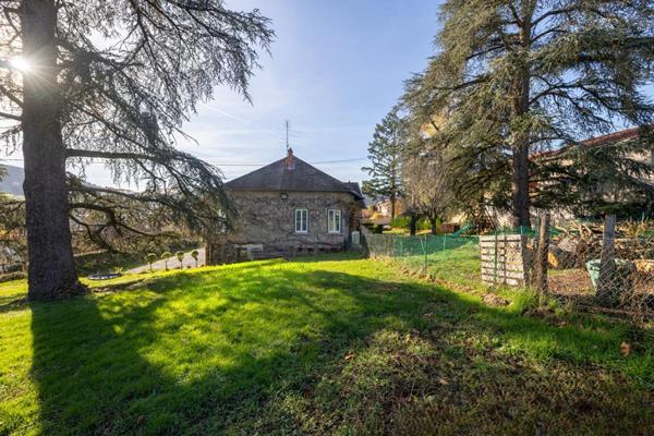 Propriété  comprenant 3 appartements  dans un parc arboré de 2753 m²