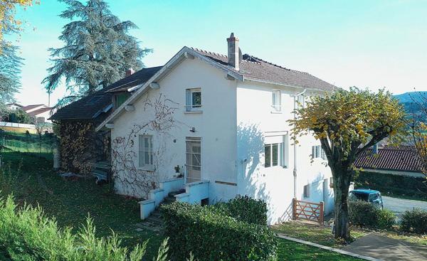 Propriété  comprenant 3 appartements  dans un parc arboré de 2753 m²