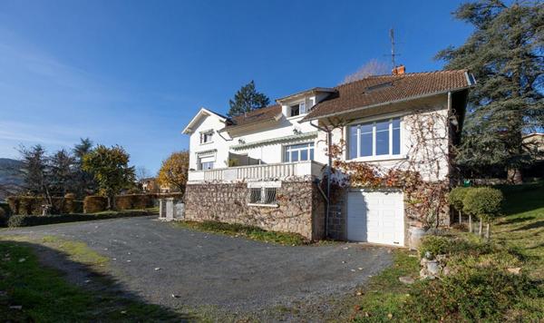 Propriété  comprenant 3 appartements  dans un parc arboré de 2753 m²