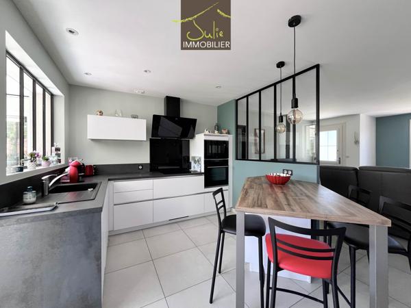 Belle Propriété de plain-pied avec dépendances sur 2155m² de parc clos.