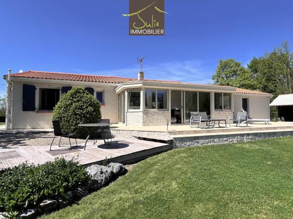 Belle Propriété de plain-pied avec dépendances sur 2155m² de parc clos.