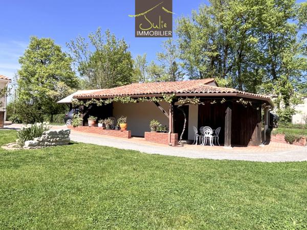Belle Propriété de plain-pied avec dépendances sur 2155m² de parc clos.