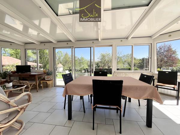 Belle Propriété de plain-pied avec dépendances sur 2155m² de parc clos.