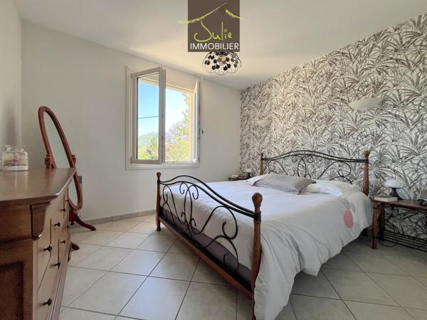 Belle Propriété de plain-pied avec dépendances sur 2155m² de parc clos.