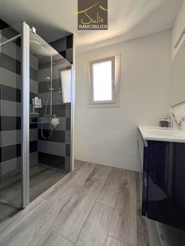 Belle Propriété de plain-pied avec dépendances sur 2155m² de parc clos.