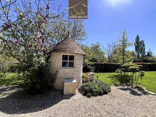 Belle Propriété de plain-pied avec dépendances sur 2155m² de parc clos.