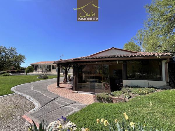 Belle Propriété de plain-pied avec dépendances sur 2155m² de parc clos.