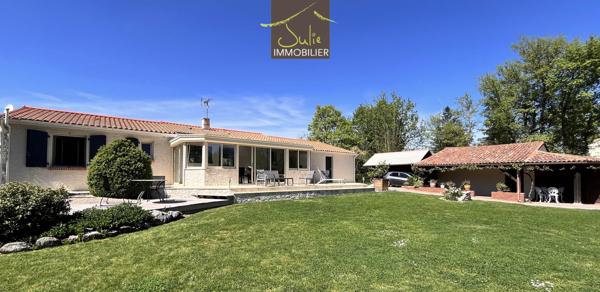 Belle Propriété de plain-pied avec dépendances sur 2155m² de parc clos.
