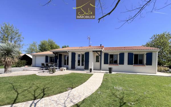 Belle Propriété de plain-pied avec dépendances sur 2155m² de parc clos.