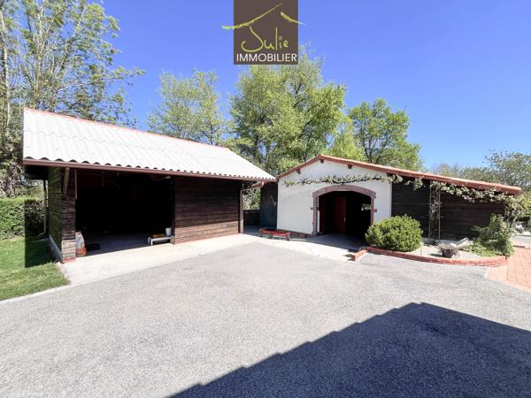 Belle Propriété de plain-pied avec dépendances sur 2155m² de parc clos.