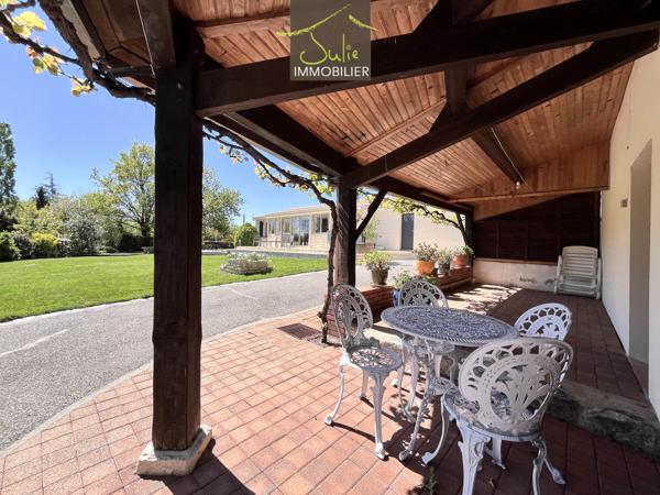 Belle Propriété de plain-pied avec dépendances sur 2155m² de parc clos.