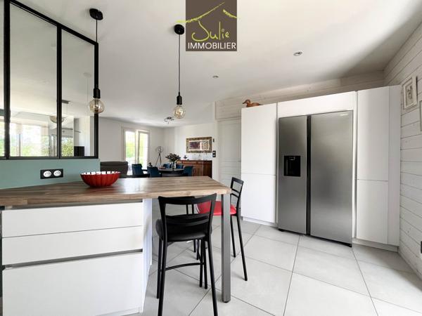 Belle Propriété de plain-pied avec dépendances sur 2155m² de parc clos.