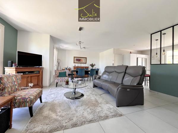 Belle Propriété de plain-pied avec dépendances sur 2155m² de parc clos.
