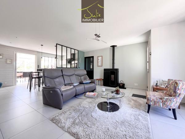 Belle Propriété de plain-pied avec dépendances sur 2155m² de parc clos.