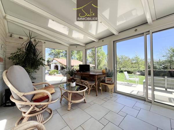 Belle Propriété de plain-pied avec dépendances sur 2155m² de parc clos.