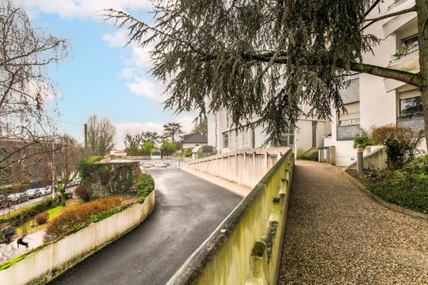 T1 dernier étage avec vue panoramique sur Nancy, cave et place de parking