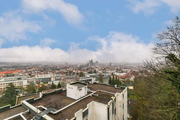 T1 dernier étage avec vue panoramique sur Nancy, cave et place de parking