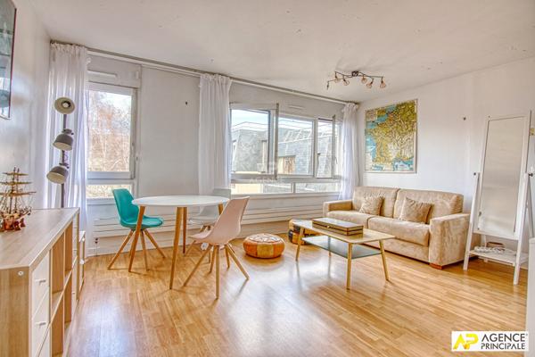 Le Chesnay limitrophe Versailles Appartement 2 pièces de 42.04 m² carrez situé au 4ème et dernier étage avec ascenseur et cave €265 000 ** - Référence 27157