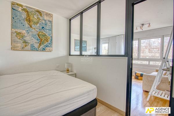 Le Chesnay limitrophe Versailles Appartement 2 pièces de 42.04 m² carrez situé au 4ème et dernier étage avec ascenseur et cave €265 000 ** - Référence 27157