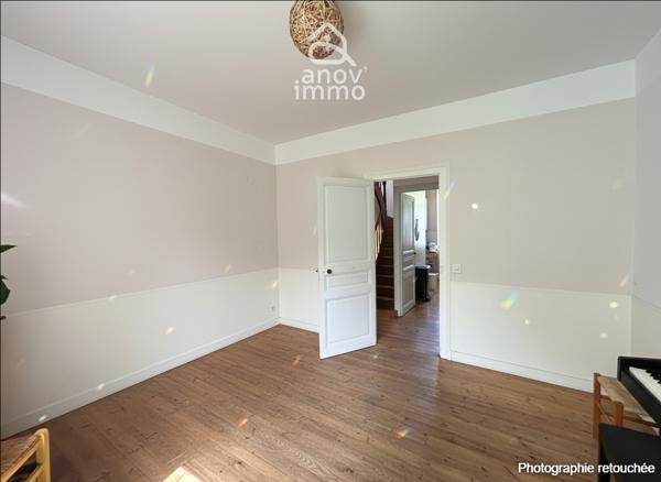 Maison
                                                                                                                                                                                                                                                                                                                        7 pièce(s)                                                                                                                                                                                                          4 chambre(s)                                                                                                                                                                                                          200  m²