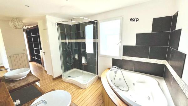 Maison 5 pièces 136 m2 avec piscine.